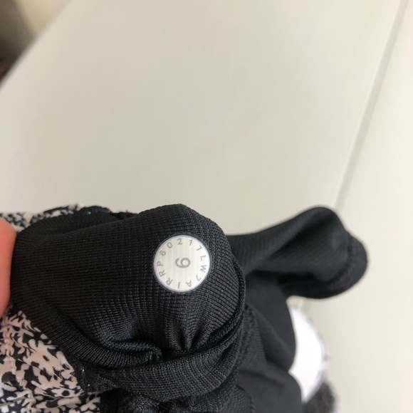 Lululemon Hotty Hot Short II *2.5" Ditsy Daisy White Black size 6 - Picture 7 of 12